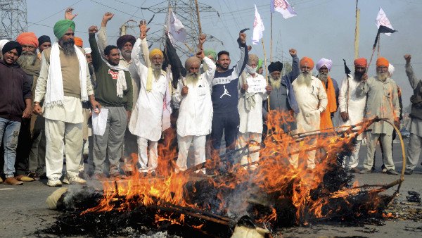 রাজনৈতিক নেতাদের মঞ্চের উপরে উঠতে দেওয়া হবে না!
