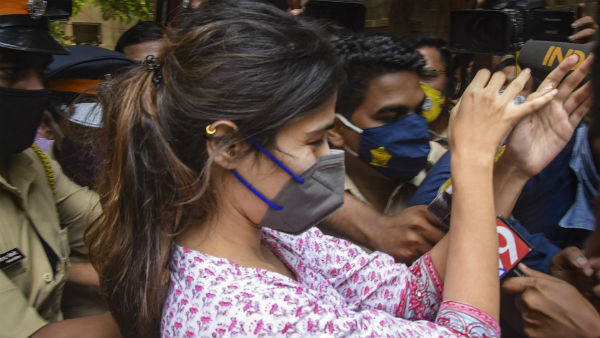 মহেশ ভাট ও রিয়া চক্রবর্তীকে নিয়ে পোস্ট
