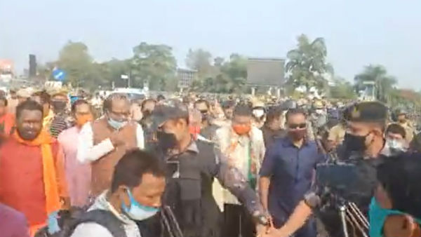 পুলিস তৃণমূলকর্মীদের মতো কাজ করছে