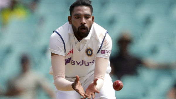 মাঠ থেকে ছয় জনকে বার করে দেওয়া হল