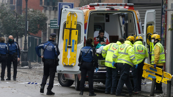 রহস্যজনক ঘটনায় মুহূর্তে মাটিতে মিশে গেল আস্ত বাড়ি রহস্যজনক ঘটনায় মুহূর্তে মাটিতে মিশে গেল আস্ত বাড়ি