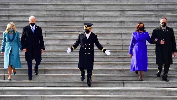 আত্মজীবনী 'দ্য ট্রুথস উই হোল্ড' অতীত জীবনের স্মৃতিচারণা করেন কমলা আত্মজীবনী 'দ্য ট্রুথস উই হোল্ড' অতীত জীবনের স্মৃতিচারণা করেন কমলা