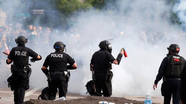 ক্যাপিটলের ভিতরে ঢুকে পড়ে বিক্ষোভকারীরা