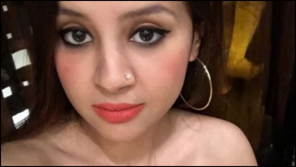 বোতাম খোলা প্যান্টে হট লুকে ধরা দিলেন ধোনি পত্নী সাক্ষী, ছবি ভাইরাল