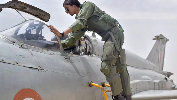 প্রথম মহিলা ফাইটার পাইলট প্রথম মহিলা ফাইটার পাইলট