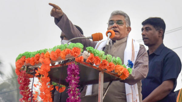 মমতাকে আক্রমণ মমতাকে আক্রমণ