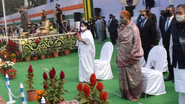 নেতাজিকে শ্রদ্ধা কলকাতা পুলিশের নেতাজিকে শ্রদ্ধা কলকাতা পুলিশের
