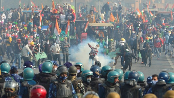 গাজিপুর সীমানায় উত্তরপ্রদেশ পুলিশের বিশাল বাহিনী 