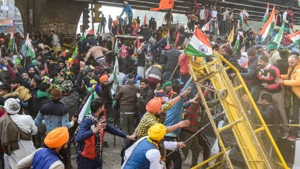 পুলিশকে মার, ট্রাক্টর চাপার চেষ্টা