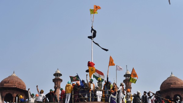 লালকেল্লায় তেরঙার জায়গায় অন্য পতাকা!
