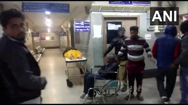 উদ্ধারকাজ শুরু করেন স্থানীয়রা উদ্ধারকাজ শুরু করেন স্থানীয়রা