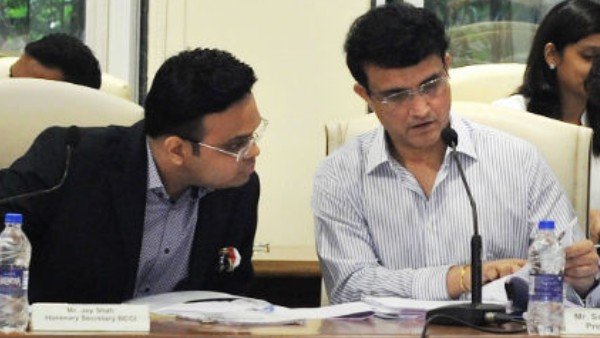 আজ আচমকাই বুকে ব্যথা অনুভব করেন সৌরভ আজ আচমকাই বুকে ব্যথা অনুভব করেন সৌরভ