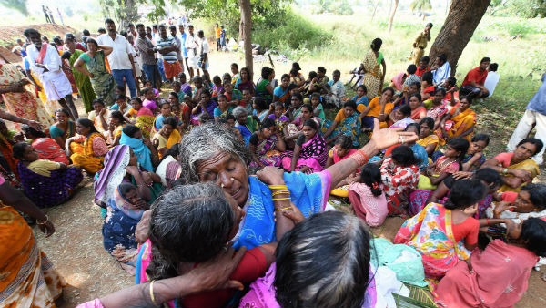 মন্দিরে ঢুকতে বাধা, দলিত দম্পতিকে আড়াই লক্ষ টাকা জরিমানা দিতে বলল পঞ্চায়েত মন্দিরে ঢুকতে বাধা, দলিত দম্পতিকে আড়াই লক্ষ টাকা জরিমানা দিতে বলল পঞ্চায়েত