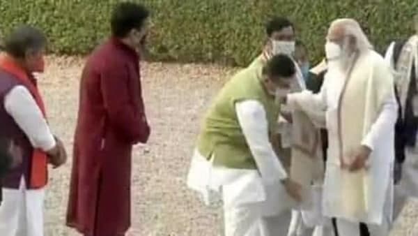 অবাঙালি কায়দায় হাঁটুতে হাত দিয়ে প্রণাম শুভেন্দুর
