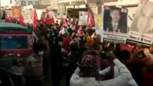 মোদী ছাড়াও কাদের প্ল্যাকার্ড! মোদী ছাড়াও কাদের প্ল্যাকার্ড!