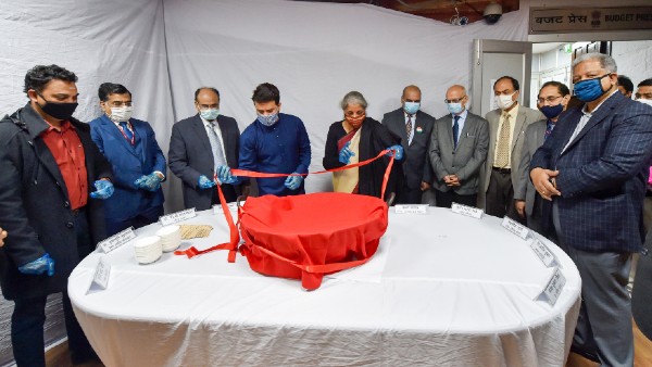 প্রথা মেনে ‘হালুয়া সেরিমনি’তে নির্মলা সীতারমন, প্রথমবার কাগজবিহীন বাজেট পেশ হবে সোমবার প্রথা মেনে ‘হালুয়া সেরিমনি’তে নির্মলা সীতারমন, প্রথমবার কাগজবিহীন বাজেট পেশ হবে সোমবার