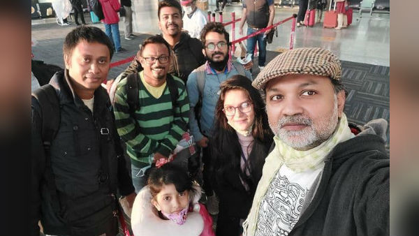 বরফের কোলে স্ত্রীকে নিয়ে সৃজিত বরফের কোলে স্ত্রীকে নিয়ে সৃজিত