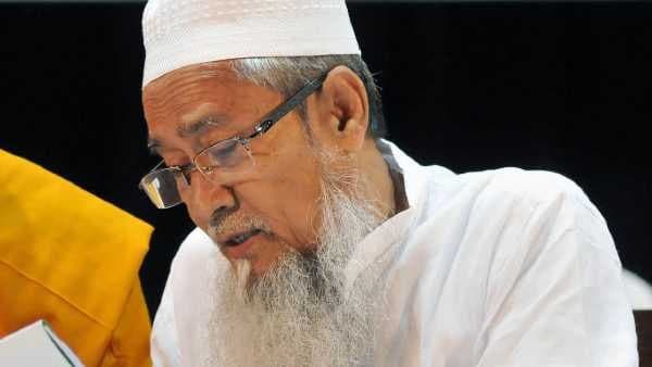 কর্মীদের আক্রমণের মুখে পড়েন মন্ত্রী