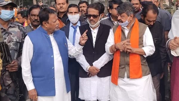 কটাক্ষ মুকুল রায়েরও 