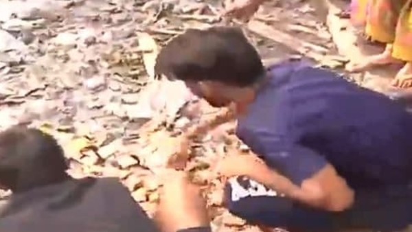 ছুটে যান স্থানীয় বাসিন্দারা