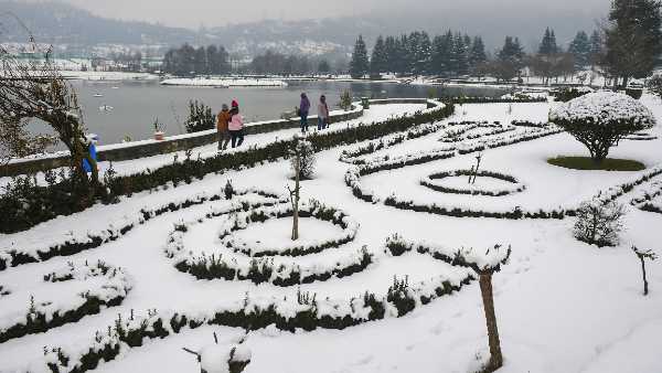 ৬ ফুটের বেশি বরফ