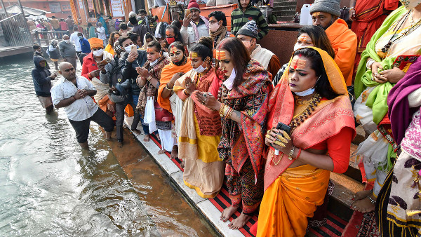 করোনার মাঝেই জন সমাগম করোনার মাঝেই জন সমাগম