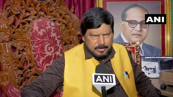 মোদীর পাশে কেন দাঁড়িয়েছিলেন অথওয়ালে? মোদীর পাশে কেন দাঁড়িয়েছিলেন অথওয়ালে?