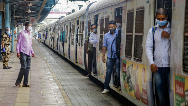 মহিলা কামড়ায় পুরুষ যাত্রীদের সফর রুখতে তল্লাশি রেল পুলিশের, গ্রেফতার ২০০ মহিলা কামড়ায় পুরুষ যাত্রীদের সফর রুখতে তল্লাশি রেল পুলিশের, গ্রেফতার ২০০