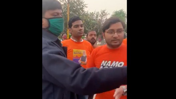 নমো এগেইন পোশাকে পার্কের ঢুকতেই আটকানো হয় যুবকদের! নমো এগেইন পোশাকে পার্কের ঢুকতেই আটকানো হয় যুবকদের!