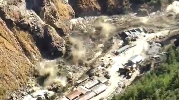 কালিম্পংয়ের পাহাড়ি এলাকাতেও ধস নামছে কালিম্পংয়ের পাহাড়ি এলাকাতেও ধস নামছে