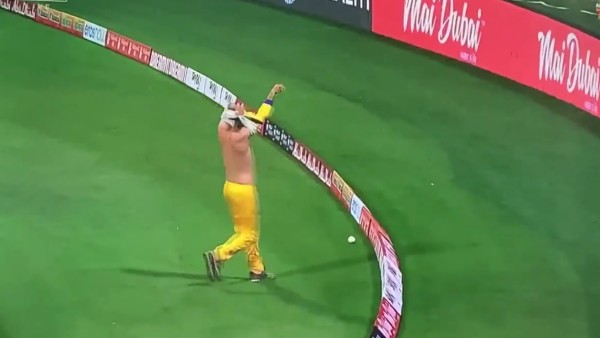 জার্সি পরার এমন বিভ্রাট! টি-১০ ম্যাচে খেসারত দিতে হল হেরে জার্সি পরার এমন বিভ্রাট! টি-১০ ম্যাচে খেসারত দিতে হল হেরে