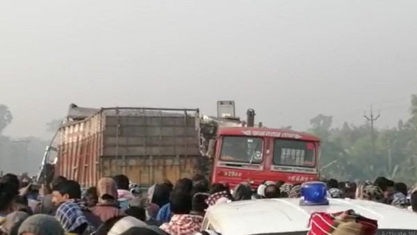 পাথর বোঝাই ট্রাকের নিচে চাপা পড়ে মৃত্যু ১৪ জনের। পাথর বোঝাই ট্রাকের নিচে চাপা পড়ে মৃত্যু ১৪ জনের।