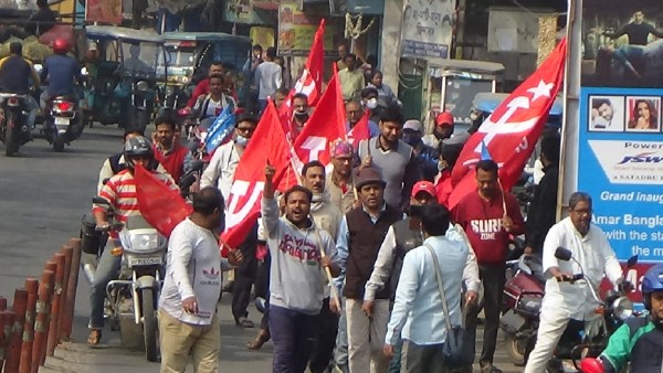 অবরুদ্ধ হয়ে গিয়েছে যাদবপুর থানার সামনের চার মাথার মোড় অবরুদ্ধ হয়ে গিয়েছে যাদবপুর থানার সামনের চার মাথার মোড়