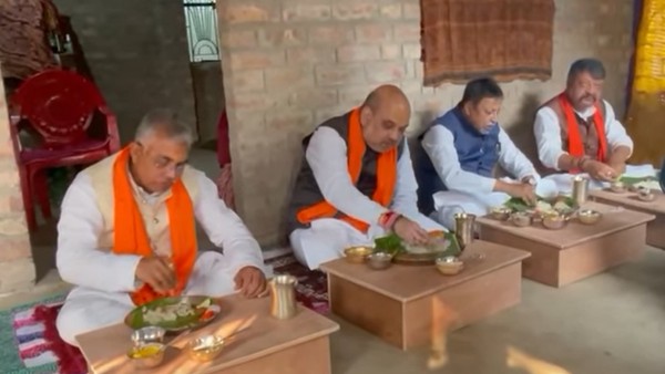 টোটোয় চড়ে মধ্যাহ্ন ভোজনে টোটোয় চড়ে মধ্যাহ্ন ভোজনে