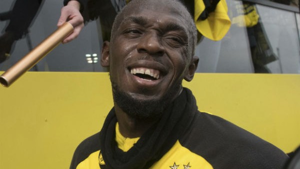 ব্যাট হাতে বোল্ট ব্যাট হাতে বোল্ট