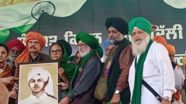 পাশে ভগৎ সিংয়ের পরিবার