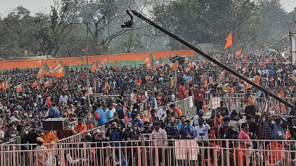 সভামঞ্চের কাছেই পেট্রোল ভর্তি বোতল সভামঞ্চের কাছেই পেট্রোল ভর্তি বোতল