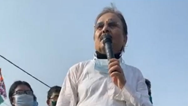 সাদা পাঞ্জাবি-ধুতি পরে রং-তুলি হাতে মদন মনপসন্দ