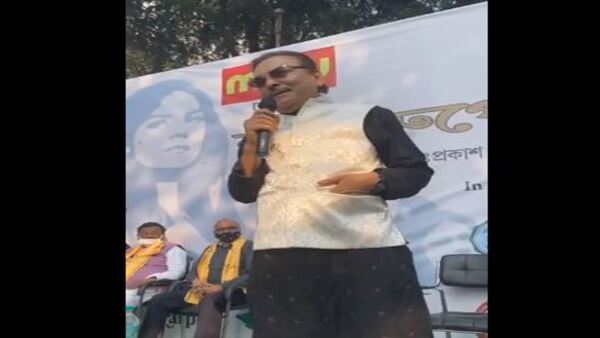 ভবানীপুরের অনুষ্ঠানে মদন মিত্রের প্রশংসা ভবানীপুরের অনুষ্ঠানে মদন মিত্রের প্রশংসা