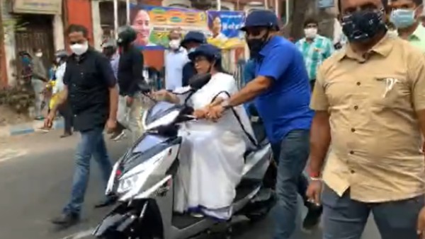 অনভ্যস্ত হাতে দ্বিতীয়বার হ্যান্ডেলে হাত অনভ্যস্ত হাতে দ্বিতীয়বার হ্যান্ডেলে হাত
