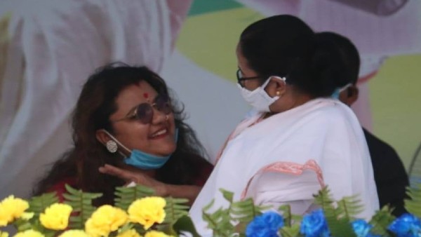 মমতা বন্দ্যোপাধ্যায় তাঁর মা মমতা বন্দ্যোপাধ্যায় তাঁর মা