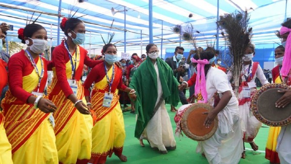 হালকা মেজাজে আদিবাসীদের সঙ্গে নাচের তালে পা মেলান মুখ্যমন্ত্রী