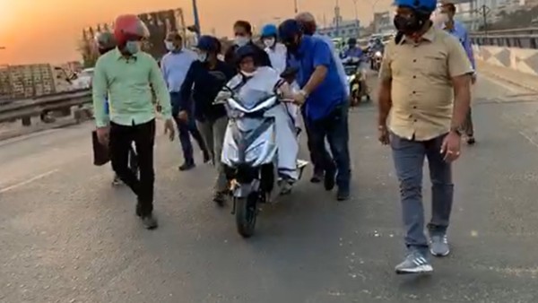 চালকের আসনে মমতা চালকের আসনে মমতা