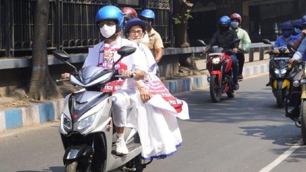  ই-স্কুটারে নবান্নে মমতা