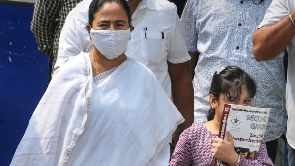 কাকে নিয়ে বেরোলেন মমতা?