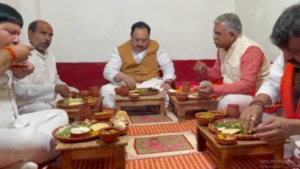 যাদব বাড়িতে মধ্যাহ্ন ভোজন