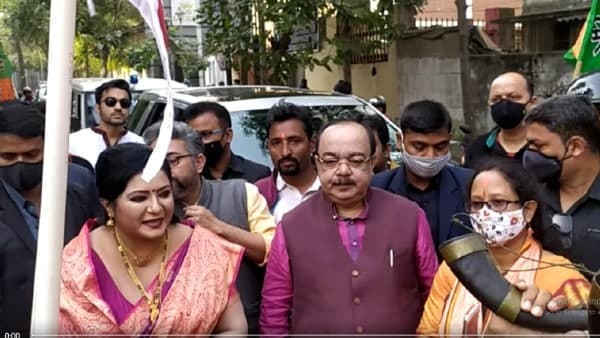 আধুনিক বেহালা তাঁর হাতে তৈরি আধুনিক বেহালা তাঁর হাতে তৈরি