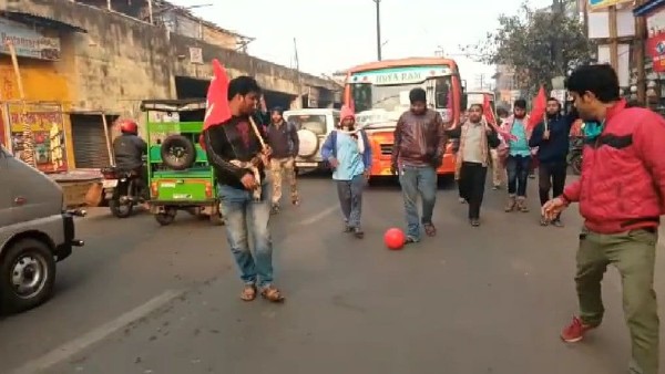 খেলা হবে... স্লোগান দিয়ে হচ্ছে ফুটবল খেলা