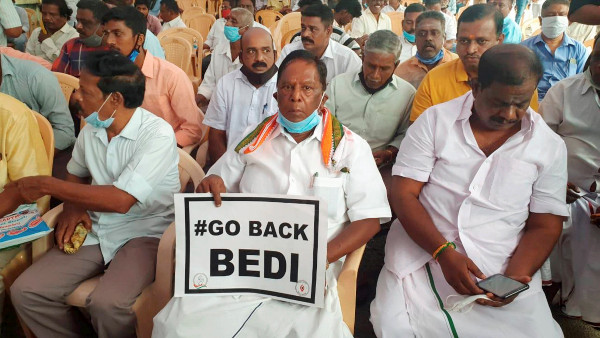 কিরণ বেদীর বিরুদ্ধে 'লড়াই' কিরণ বেদীর বিরুদ্ধে 'লড়াই'