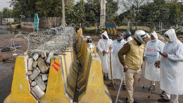 হাইওয়েতে বসানো ব্যারিকেড হাইওয়েতে বসানো ব্যারিকেড